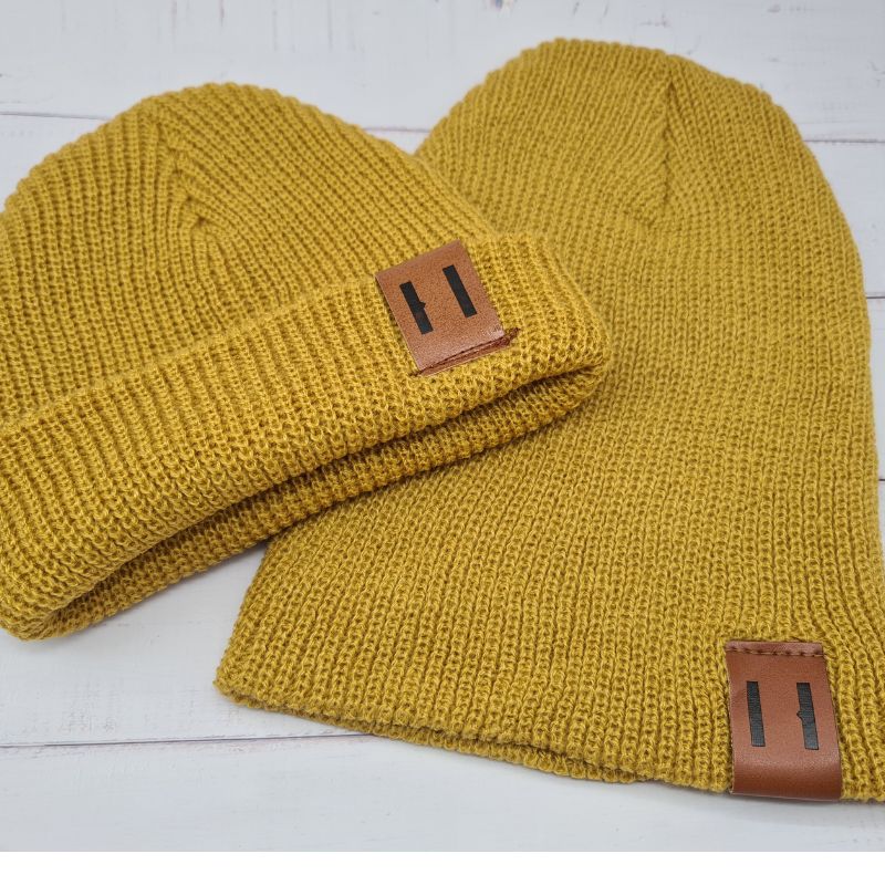 Bonnet moutarde en lot pour famille
