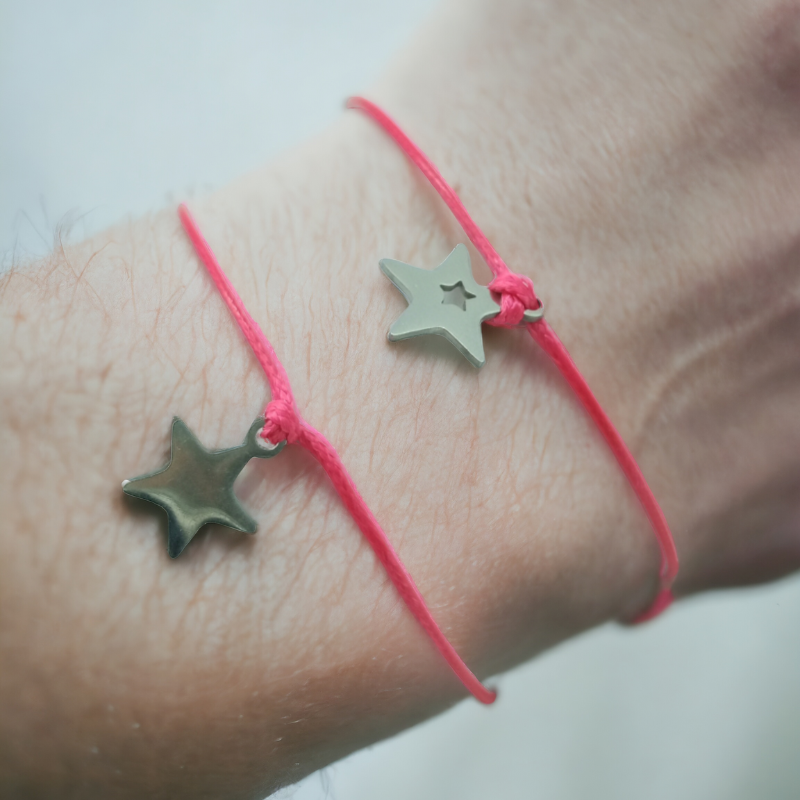 Duo de bracelets étoiles rose à offrir à toute la famille