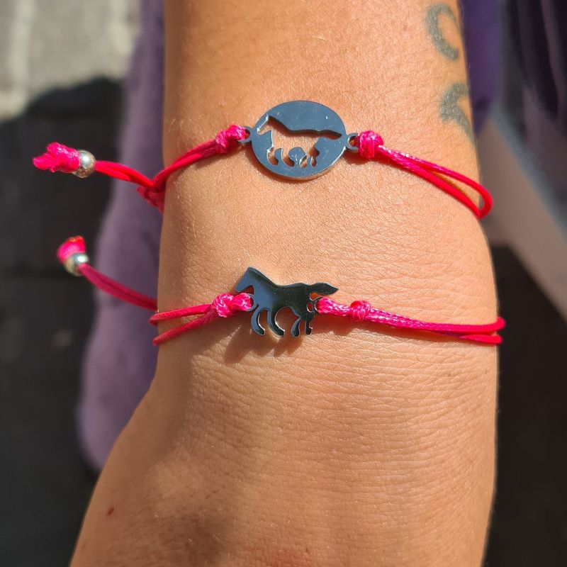 Bracelets assortis cheval rose pour la mère et la fille