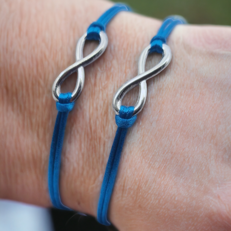 Bracelets bleus et assortis pour la famille motif infini