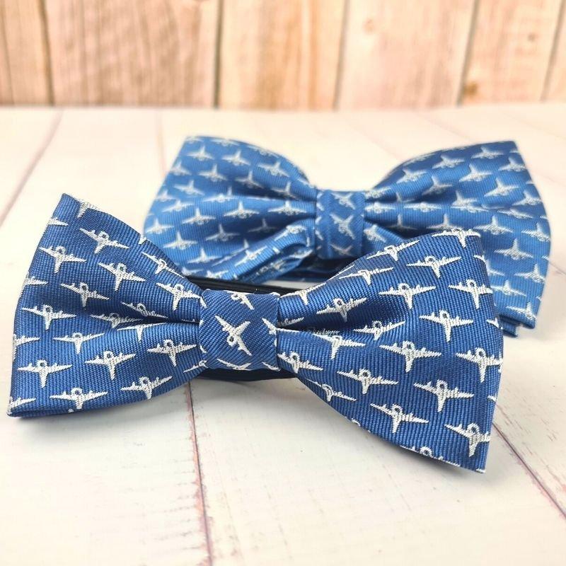 Nœud papillon bleu assorti motif blanc avion en satin de polyester - Kompapou